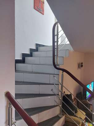 Villa R+1 à louer avec les meubles coté Ecole Mariama Niasse image 11