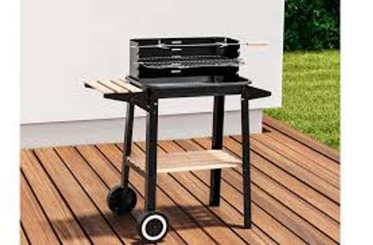 Barbecue charbon mobile avec étagères bois et roues image 4