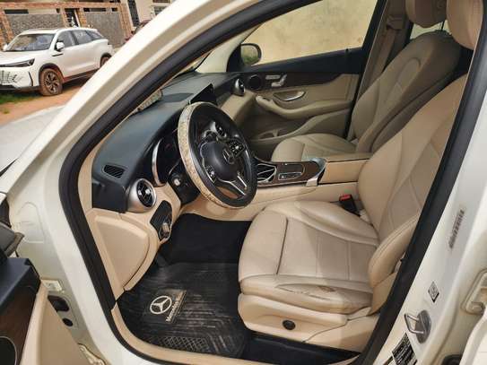 Mercedes benz GLC300 image 11