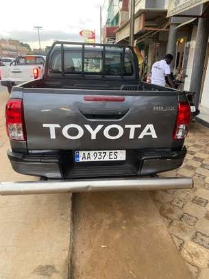 Toyota Hilux 2017 image 2