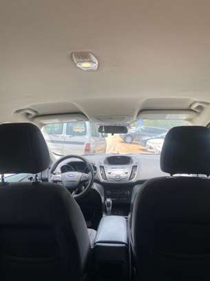Ford SUV compact blanc maniable et confortable image 2
