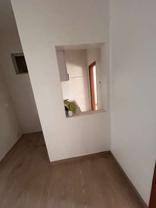showroom  avec deux portes à louer aux almadies image 10