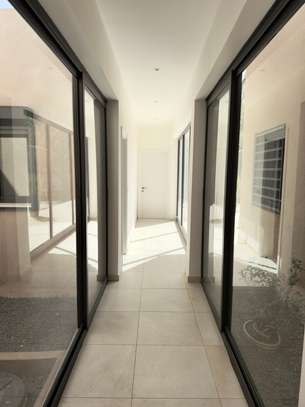 Villa de standing avec piscine privée image 10