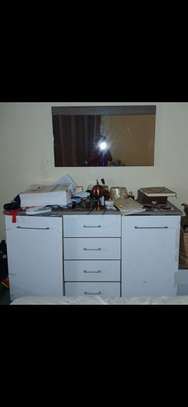 Armoire et coiffeuse à vendre image 3