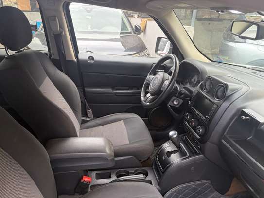 Jeep SUV noir patriot spacieux polyvalent et fiable image 9