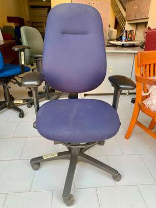 Chaises en plastique et chaises de bureaux image 7