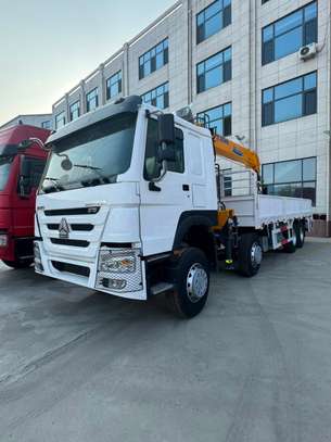 Camion grue SINOTRUK HOWO 8×4 image 2