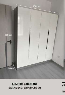Armoire blanche 4 portes  tiroirs design moderne image 5
