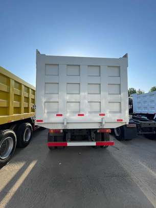 Sinotruck HOWO NX 6X4 image 5