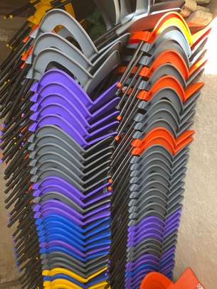 Chaises en plastique image 2