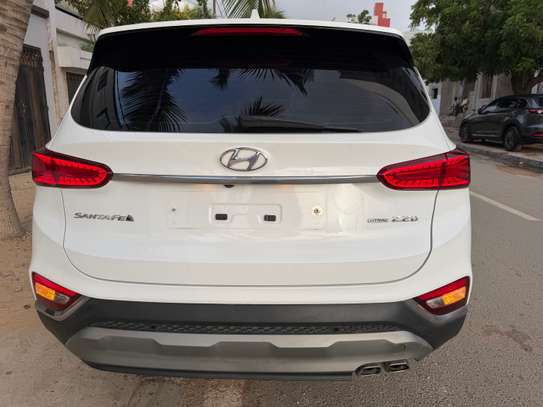 Hyundai Santefe image 2