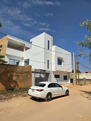 Propriétaire vend superbe villa a Saly image 7