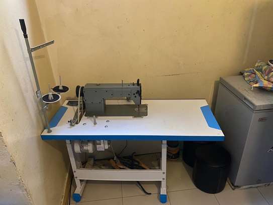 Machine à coudre quasi neuve image 2