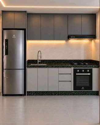 Cuisine moderne équipée design épuré plan noir LED image 3