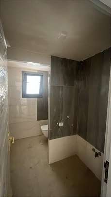 Salle de bain moderne avec douche italienne et WC suspendu image 3