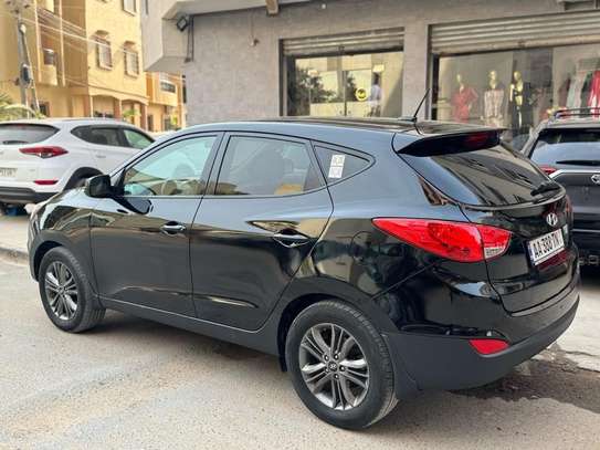 Hyundai SUV noir spacieux maniable et fiable image 8