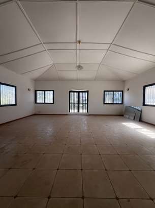 Très jolie villa F8 avec piscine aux Almadies image 12