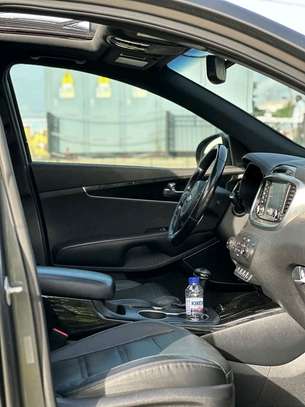 Kia Sorrento image 8
