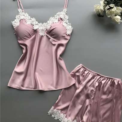 Ensemble pyjama satin doré dentelle blanche ajustable image 2
