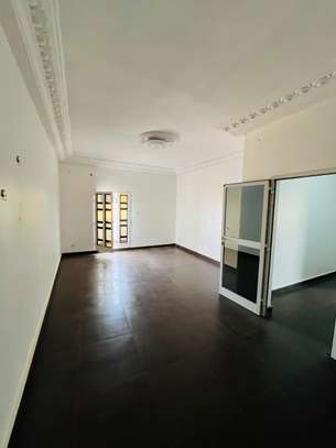 Bel appartement à la Sicap foie (cité magistrat) image 12