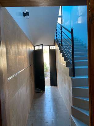 Maison 3 chambres moderne façade grise lumineuse image 3