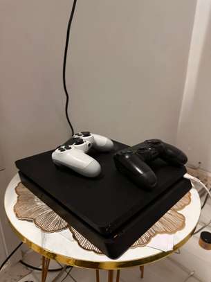 PS4 slim + 4 jeux image 2