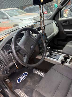 Ford Escape SUV noir spacieux et polyvalent image 2