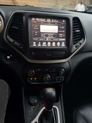 Jeep Cherokee image 10