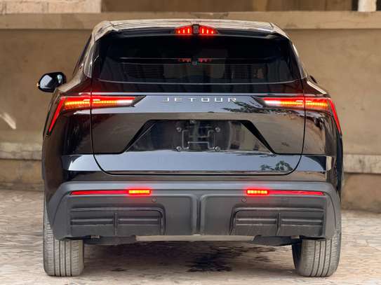 Jetour SUV 5 portes noir avec éclairage LED avant image 4