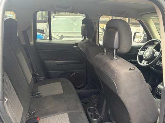 Jeep SUV noir patriot spacieux polyvalent et fiable image 10