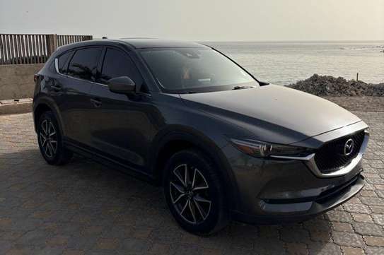 Mazda CX-5 SUV 5 portes gris métallisé moderne image 4