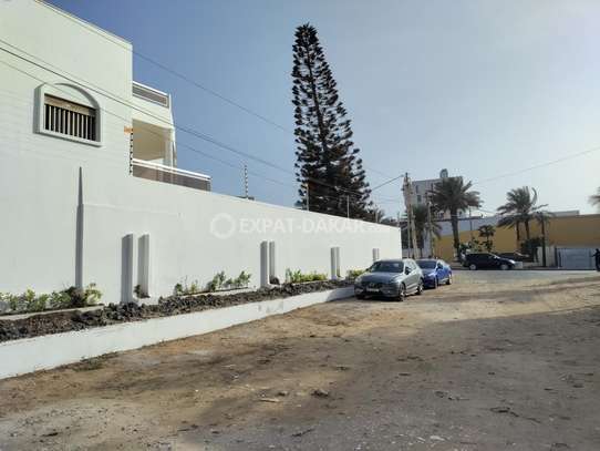 Maison de 1000m2 en face CASINO DAKAR CITY image 10