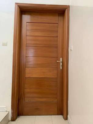 Porte intérieure bois marron foncé design moderne image 3