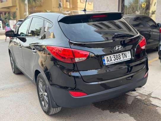 Hyundai SUV noir spacieux maniable et fiable image 7