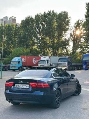 JAGUAR XE 20D PRESTIGE image 4