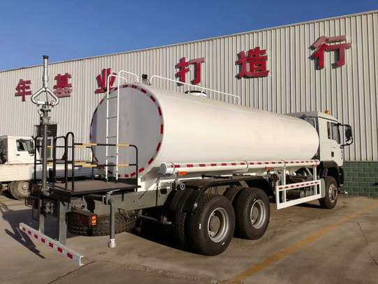 Camion-citerne à eau SINOTRUK HOWO TX 6×4 image 2