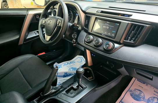 Toyota Rav4 LE AWD 2018 image 5