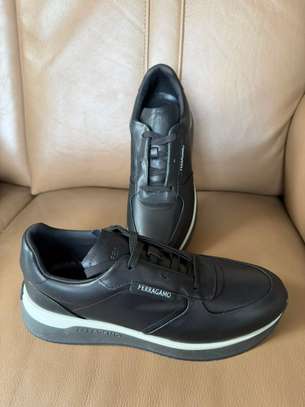 Ferragamo baskets cuir bleu marine ou Noir semelle blanche image 4