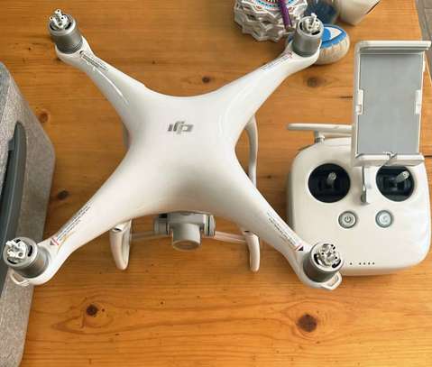 Drone DJI Phantom 4 Pro à vendre – parfait état image 3