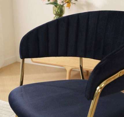 Lot de chaises et tables sous emballage image 2