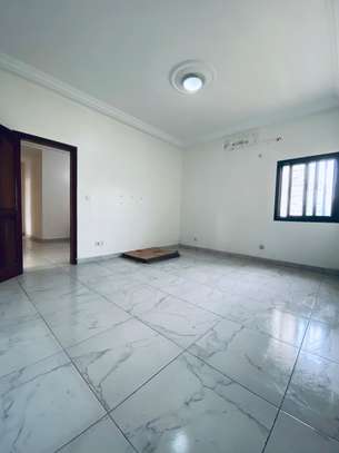 Bel appartement à la Sicap Foire image 8