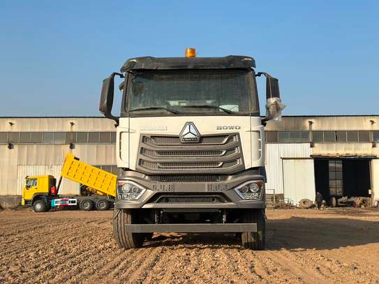 Camion benne Howo 8X4 image 5