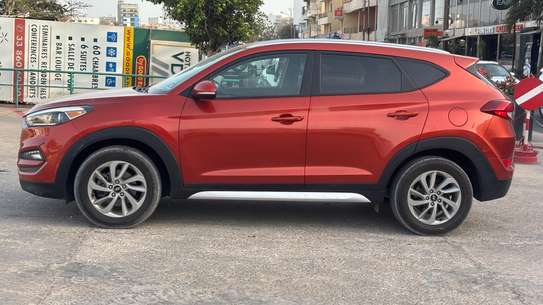 HYUNDAI TUCSON full image 2