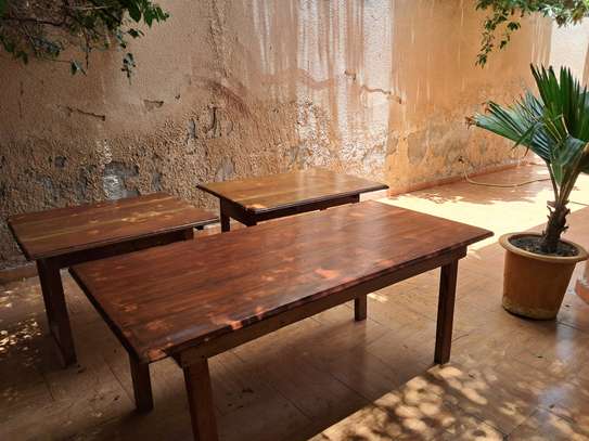 Lot de 6 tables en bois image 3