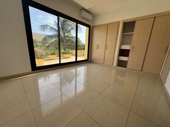 Location magnifique villa F5 Piscine Fann résidence image 10
