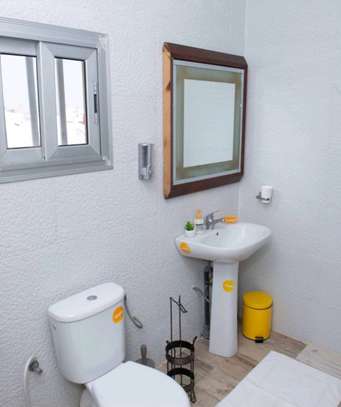 Chambre salon meublé avec une terrasse privée image 11
