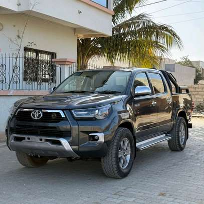 Toyota hilux invincible 2017 image 8