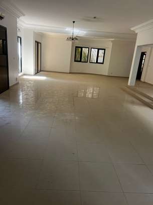 Très jolie villa F8 avec piscine aux Almadies image 2