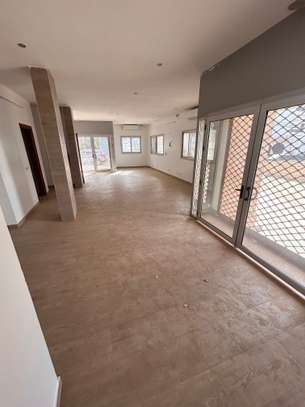 showroom  avec deux portes à louer aux almadies image 4