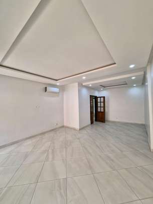 Appartement moderne de 2 chambres et salon à sacré cœur image 5